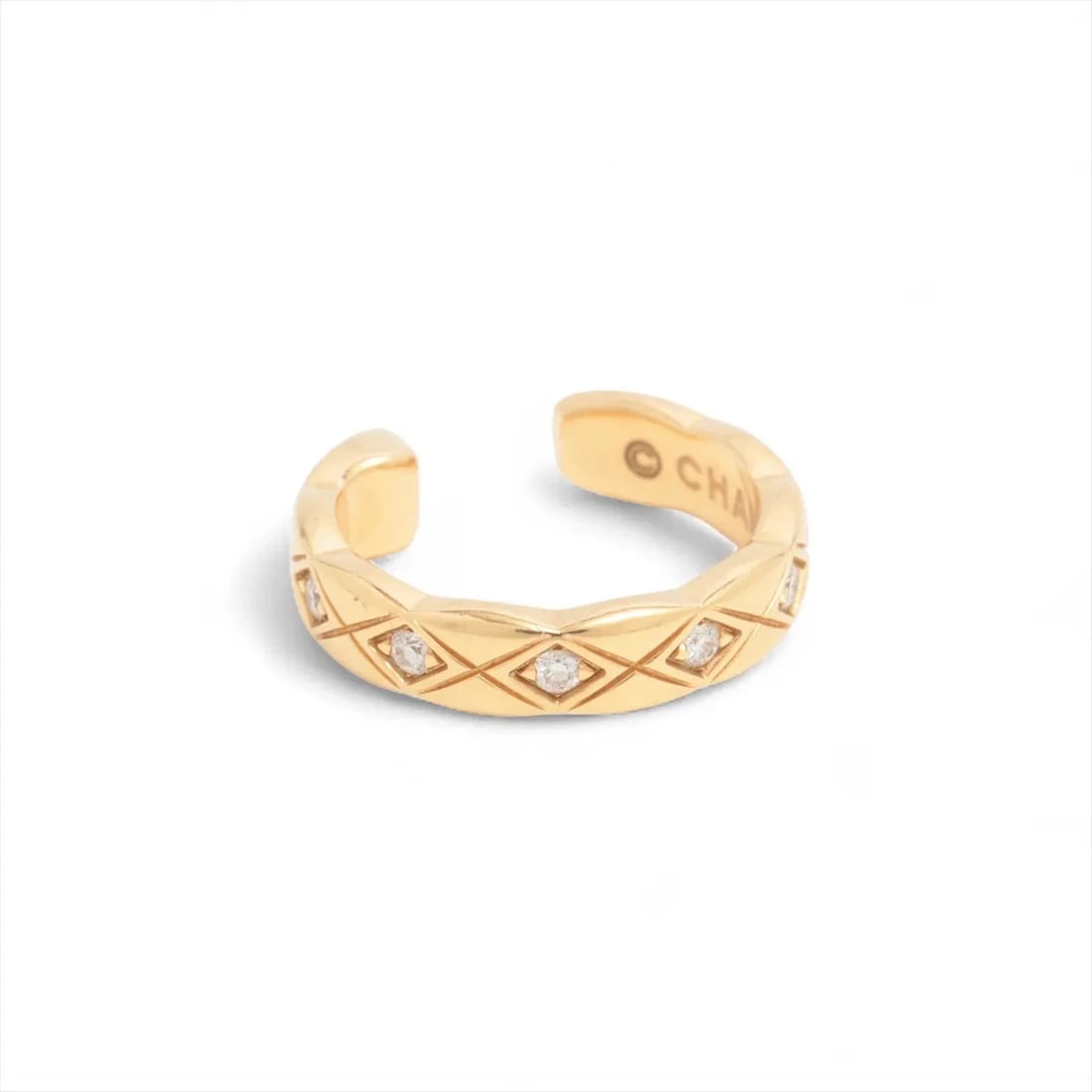 CHANEL COCO CRUSH DIAMOND EAR CUFF 750(YG): Chanel Coco Crush diamond Ear Cuff 750(YG) Brand: Chanel Type/Style: Earings Material: 750(YG) Color: Yellow Gold Size: Height:0.3Length:1.5(CM) Accessories: None Accessories Notice: When purchasing