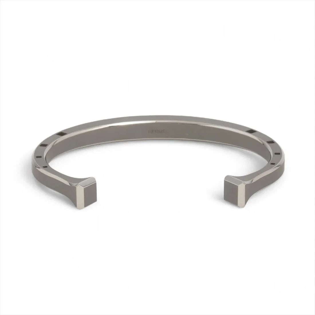 HERMES FEHRCHEVAL BANGLE TITANIUM GRAY X SILVER: Hermes Fehrcheval Bangle Titanium Gray x silver Brand: Hermes Type/Style: Bracelet Material: Titanium Color: Gray x silver Size: Bracelet length:16.5cm Accessories: None Accessories Notice