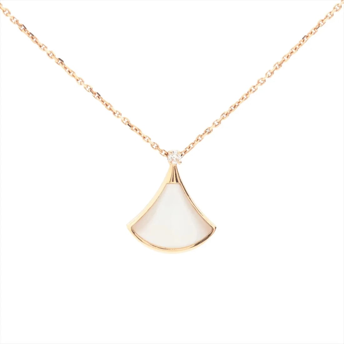 BVLGARI DIVA DREAM S DIAMOND NECKLACE 750(PG): Bvlgari Diva Dream s diamond Necklace 750(PG) Brand: Bvlgari Type/Style: Necklace Material: 750(PG) Color: Pink Gold Size: Chain length:43.7cm Accessories: None Accessories Notice: When pu