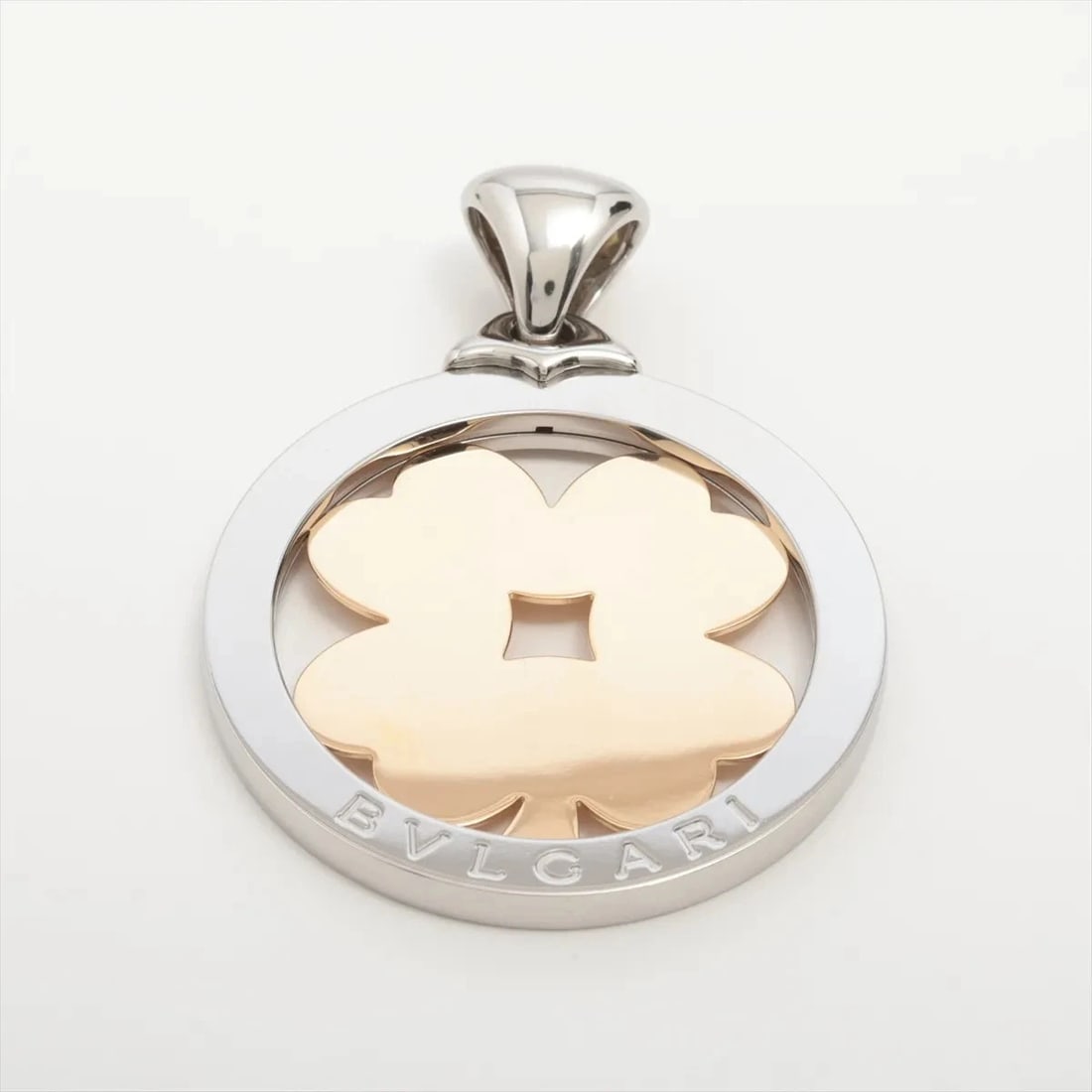 BVLGARI TONDO CLOVER NECKLACE TOP 750(YG)?SS: Bvlgari Tondo Clover Necklace top 750(YG)?SS Brand: Bvlgari Type/Style: Necklace top Material: 750(YG)?SS Color: Yellow Gold Size: None Accessories: None Accessories Notice: When purchasing pre-owned