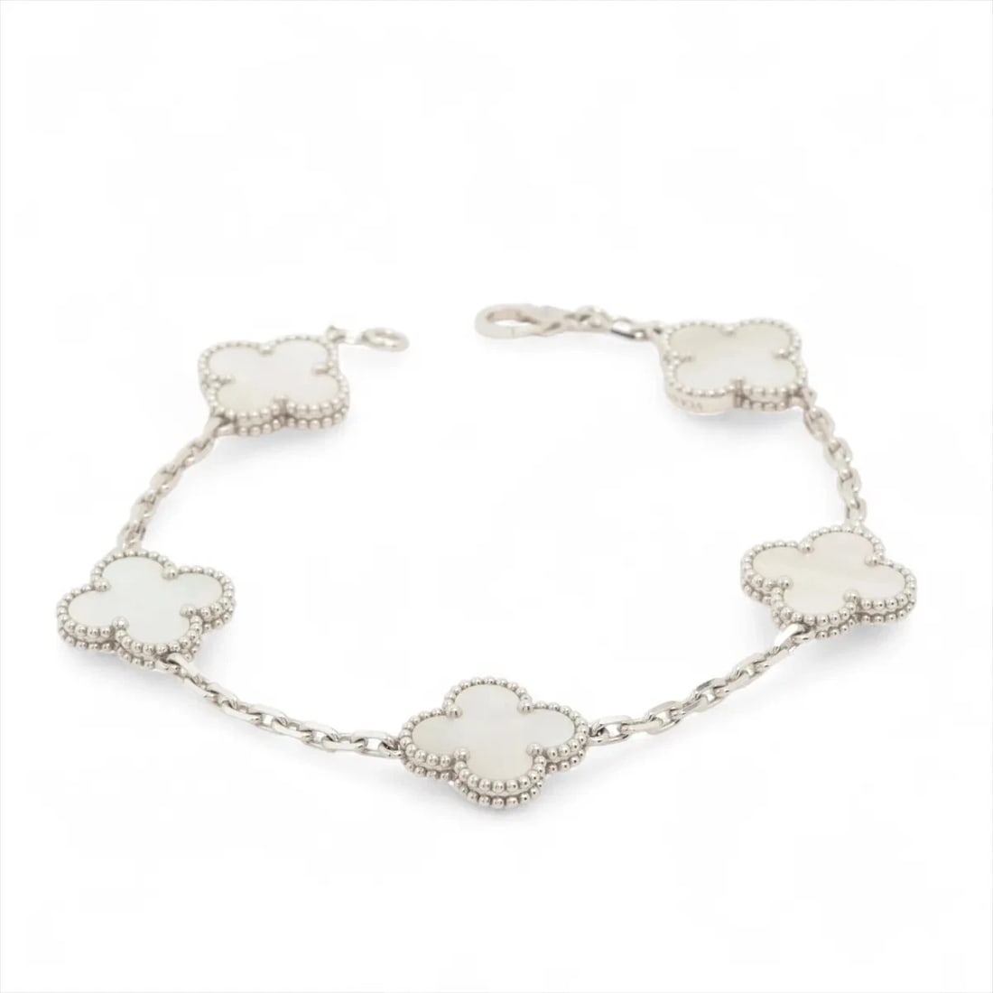 VAN CLEEF & ARPELS ALHAMBRA BRACELET 750(WG): Van Cleef & Arpels Alhambra Bracelet 750(WG) Brand: Van Cleef & Arpels Type/Style: Bracelet Material: 750(WG) Color: WG Size: Bracelet length:19.4cm Accessories: None Accessories Notice: When