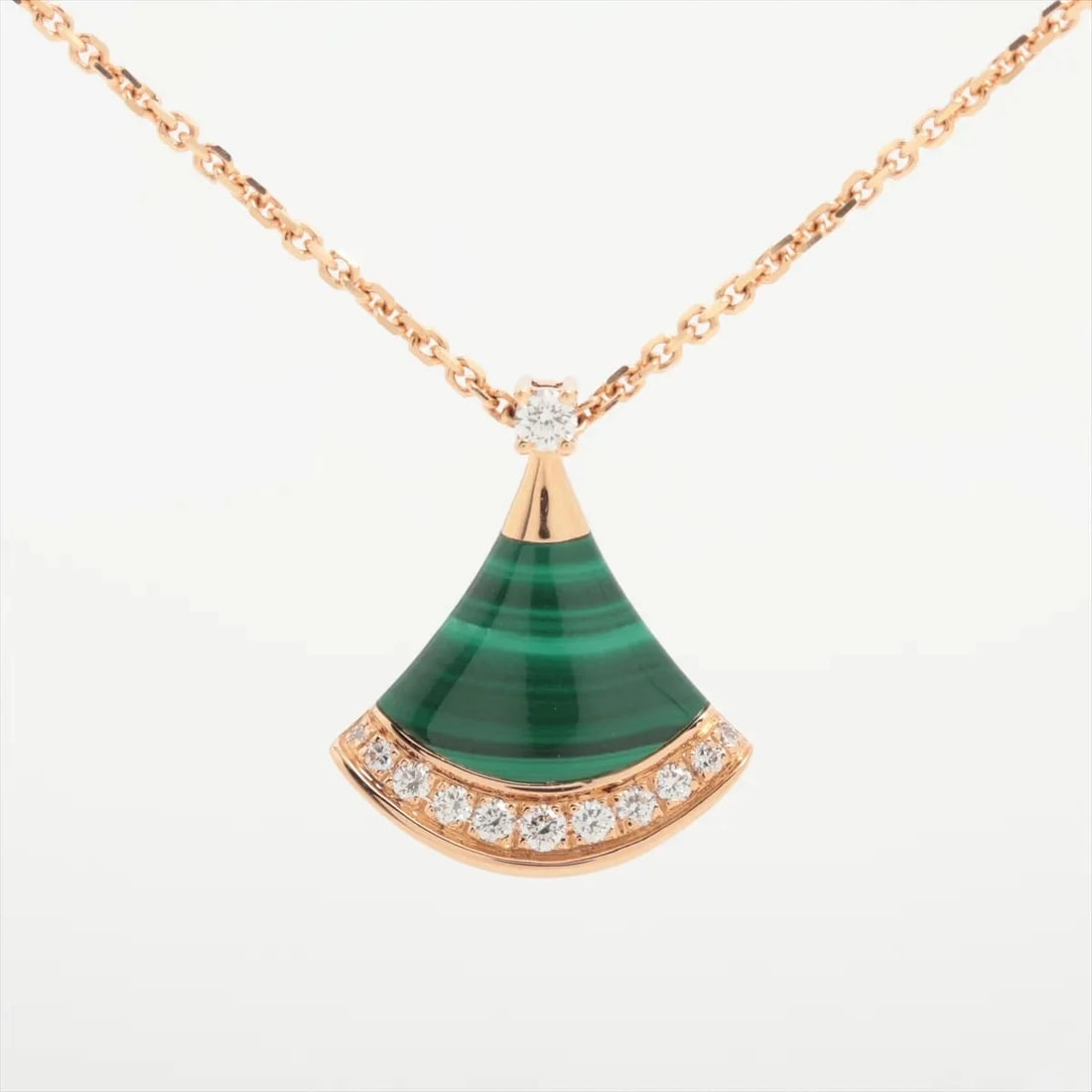 BVLGARI DIVA DREAM MALACHITE DIAMOND NECKLACE 750(PG): Bvlgari Diva Dream Malachite diamond Necklace 750(PG) Brand: Bvlgari Type/Style: Necklace Material: 750(PG) Color: Pink Gold Size: Chain length:43.8cm Accessories: None Accessories Notice: When