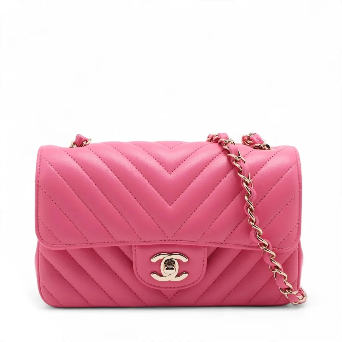 CHANEL CHEVRON LAMBSKIN SINGLE FLAP CHAIN BAG: Chanel Chevron Lambskin Single Flap Chain Bag Brand: Chanel Type/Style: Shoulder Bag Material: Lambskin Color: Pink Size: Height:4.7inchLength:7.9inchDepth:2.6inch Accessories: None Access