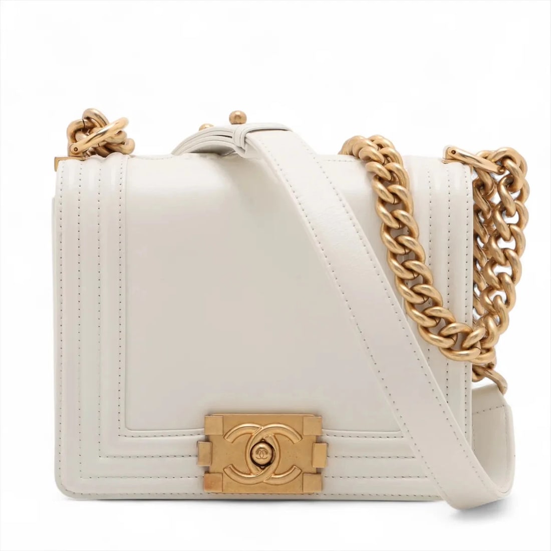 CHANEL BOY LAMBSKIN CHAIN SHOULDER BAG: Chanel Boy Lambskin Chain Shoulder Bag Brand: Chanel Type/Style: Shoulder Bag Material: Lambskin Color: White Size: Height:5.7inchLength:7.1inchDepth:2.8inch Accessories: None Accessories