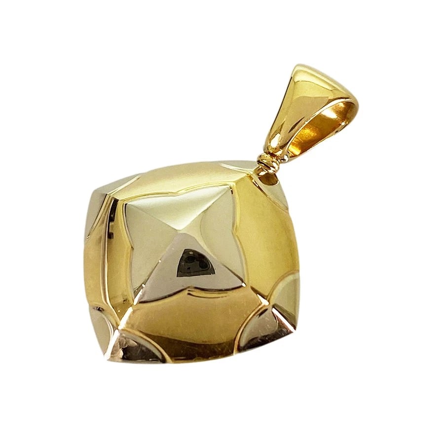 BVLGARI PIRAMIDE YELLOW GOLD PENDANT TOP: BVLGARI Piramide Yellow gold Pendant top Brand: BVLGARI Type/Style: Pendant top Material: 18K Yellow Gold 18K White Gold Color: YG WG Size: Top size:43.7mmx30.5mm Accessories: None Accesso