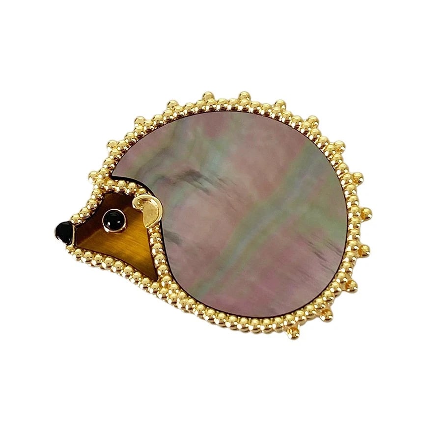 VAN CLEEF & ARPELS LUCKY ANIMALS HEDGEHOG CLIP NECKLACE: Van Cleef & Arpels Lucky Animals Hedgehog clip Necklace Brand: Van Cleef & Arpels Type/Style: Brooch Material: 18K Yellow Gold Color: Gold Size: Top size:22.6mmx29.8mm Accessories: None Ac
