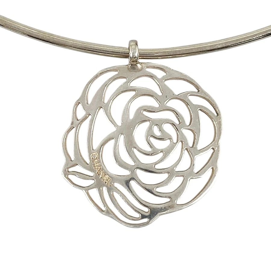 CHANEL CAMELLIA SILVER CHOKER: CHANEL Camellia Silver Choker Brand: CHANEL Type/Style: Choker Material: Silver 925 Color: Silver Size: Top size:29.5mmx26.7mm Around the neck:42cm Accessories: None Accessories Notice: Wh