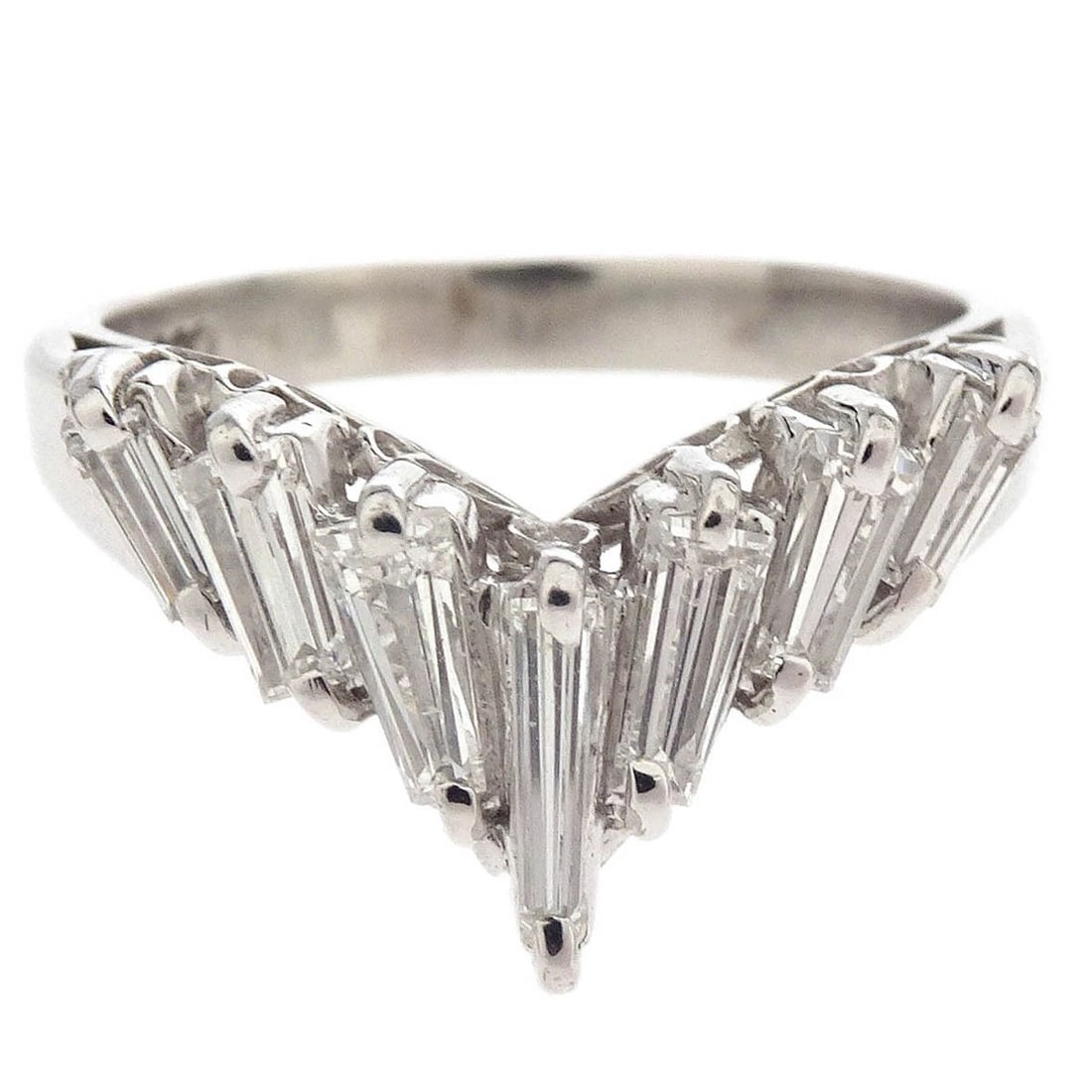 RING PT900 DIAMOND SILVER JEWELRY: Ring Pt900 Diamond Silver Jewelry Brand: No Brand Type/Style: Ring Material: PT900 Main Stone Natural Color: Silver Size: 4.75 - 5 US Accessories: None Accessories Notice: When purchasing pre-owned