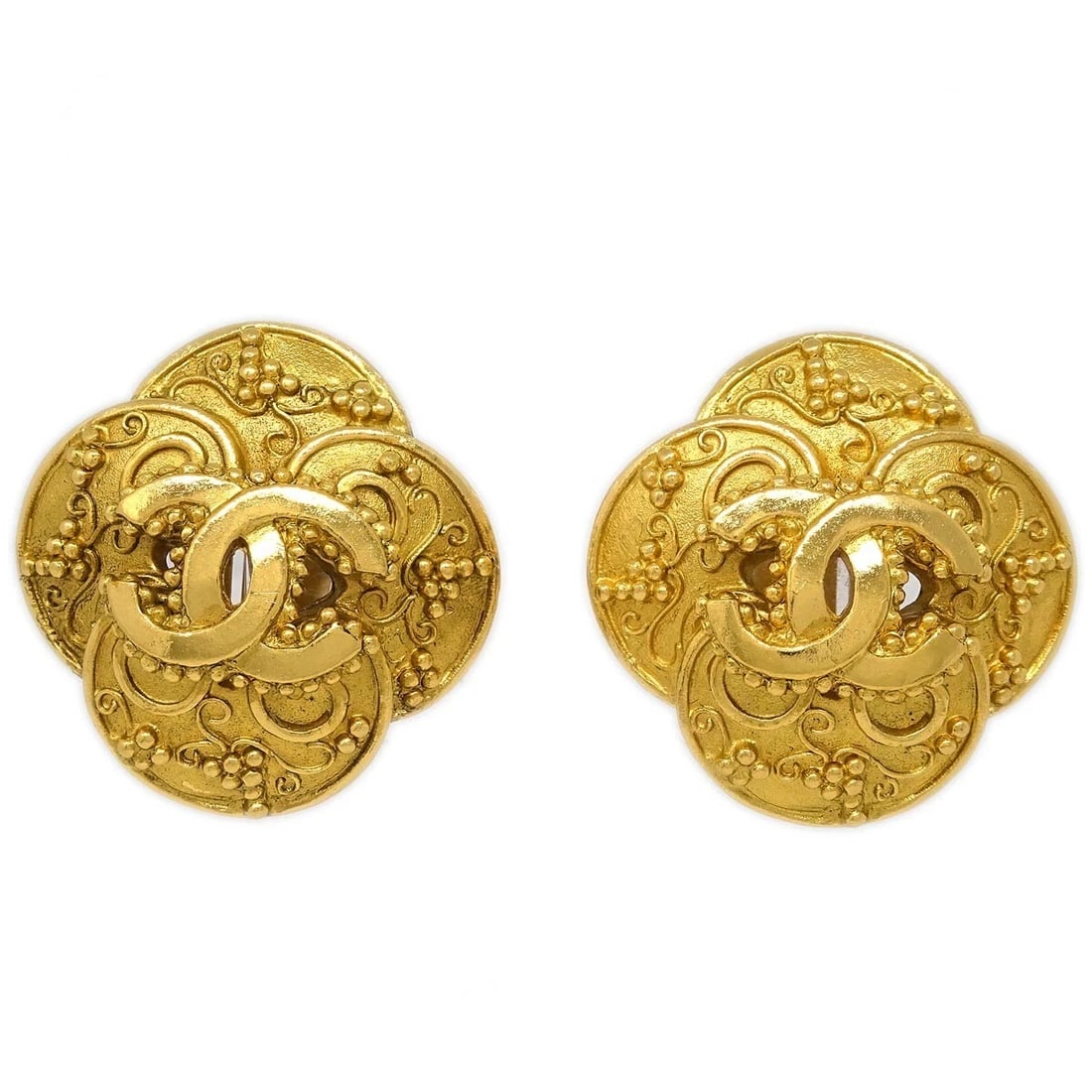 CHANEL CLOVER CC EARRINGS CLIP-ON GOLD: Chanel Clover CC Earrings Clip-On Gold Brand: CHANEL Type/Style: Earrings Material: Gold Plated Color: Gold Size: W 3.3 x H 3.1 cm Accessories: None Accessories Notice: When purchasing pre