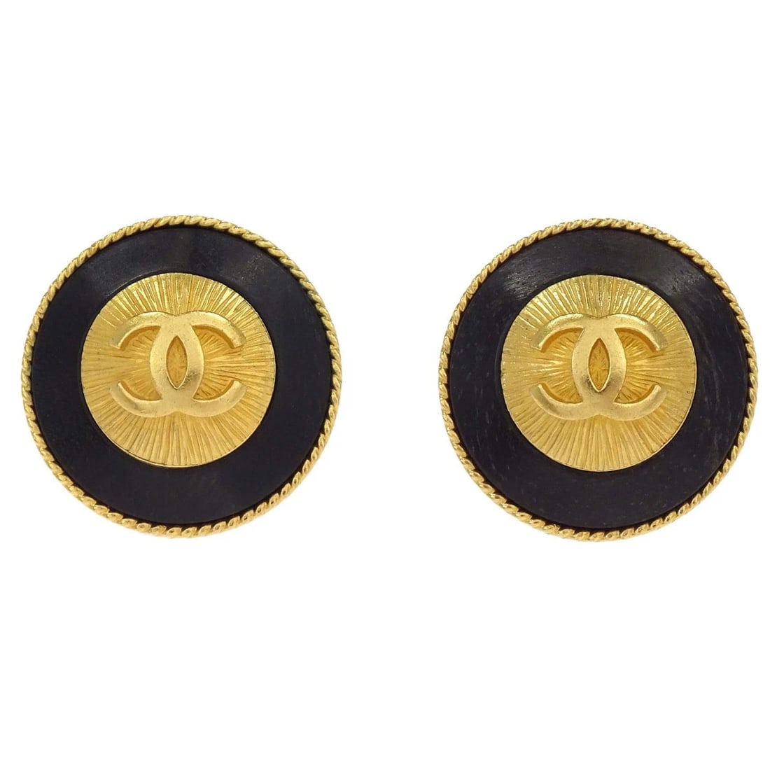 CHANEL BUTTON CLIP-ON EARRINGS GOLD BLACK: Chanel Button Clip-On Earrings Gold Black Brand: Chanel Type/Style: Earrings Material: Gold Plated Color: Gold, Black Size: Diameter : 3.7 cm Accessories: None Accessories Notice: When pur