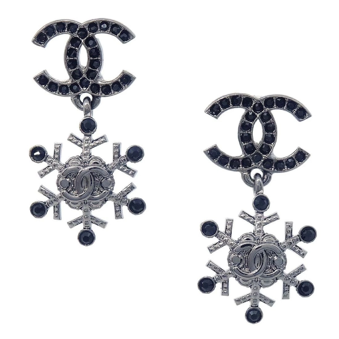 CHANEL CC SNOWFLAKE DANGLE PIERCED EARRINGS SILVER RHINESTONE: Chanel CC Snowflake Dangle Pierced Earrings Silver Rhinestone Brand: CHANEL Type/Style: Earrings Material: Silver Plated Main Stone Rhinestone Color: Silver Size: W 1.4 x H 3.0 cm Accessories: Non