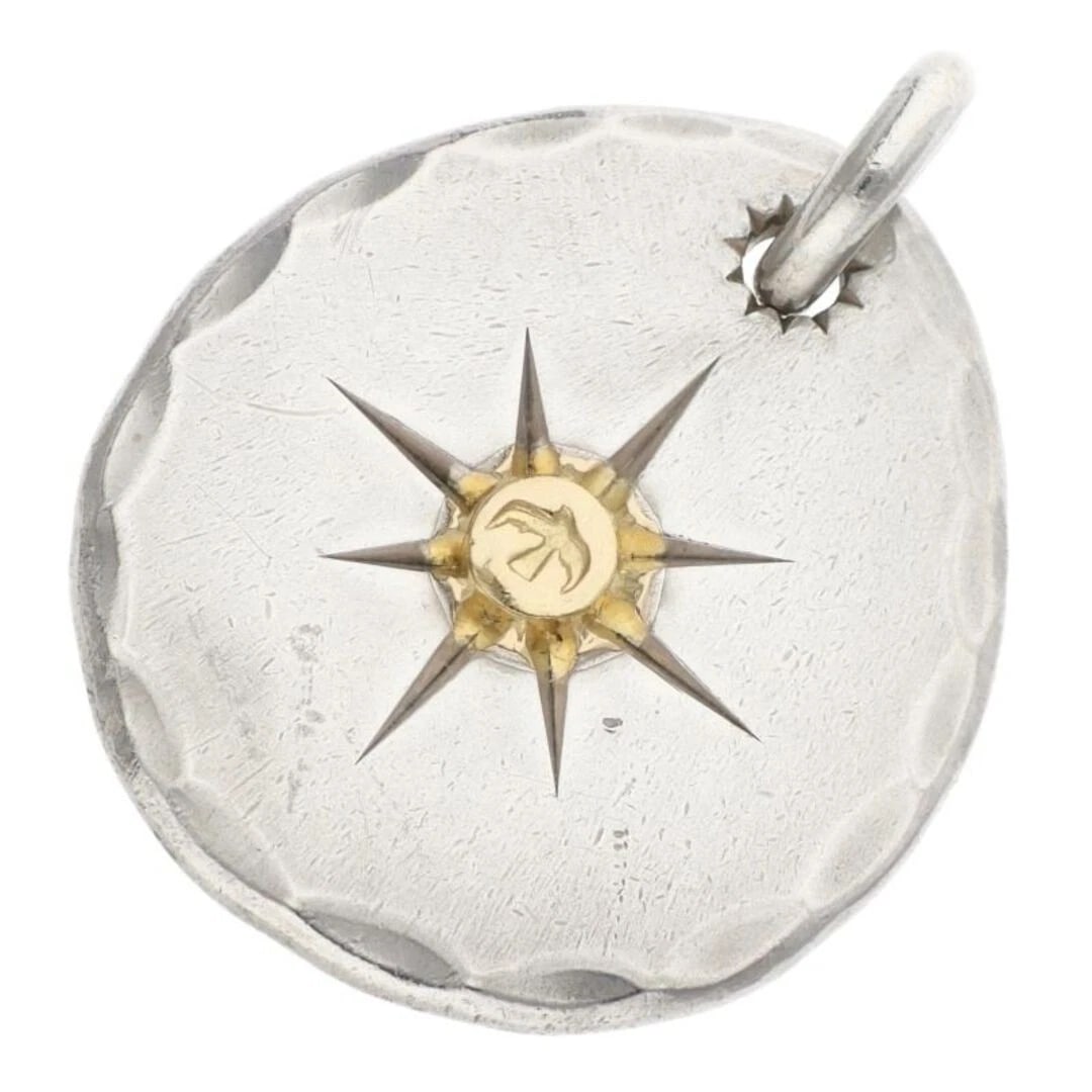 GOROWS MEDIUM METAL NECKLINE: Gorows Medium Metal Neckline Brand: goro's Type/Style: Necklace Material: Color: Silver, Gold Size: width 3.2cm, vertical 4cm Accessories: None Accessories Notice: When purchasing pre-owned goods,