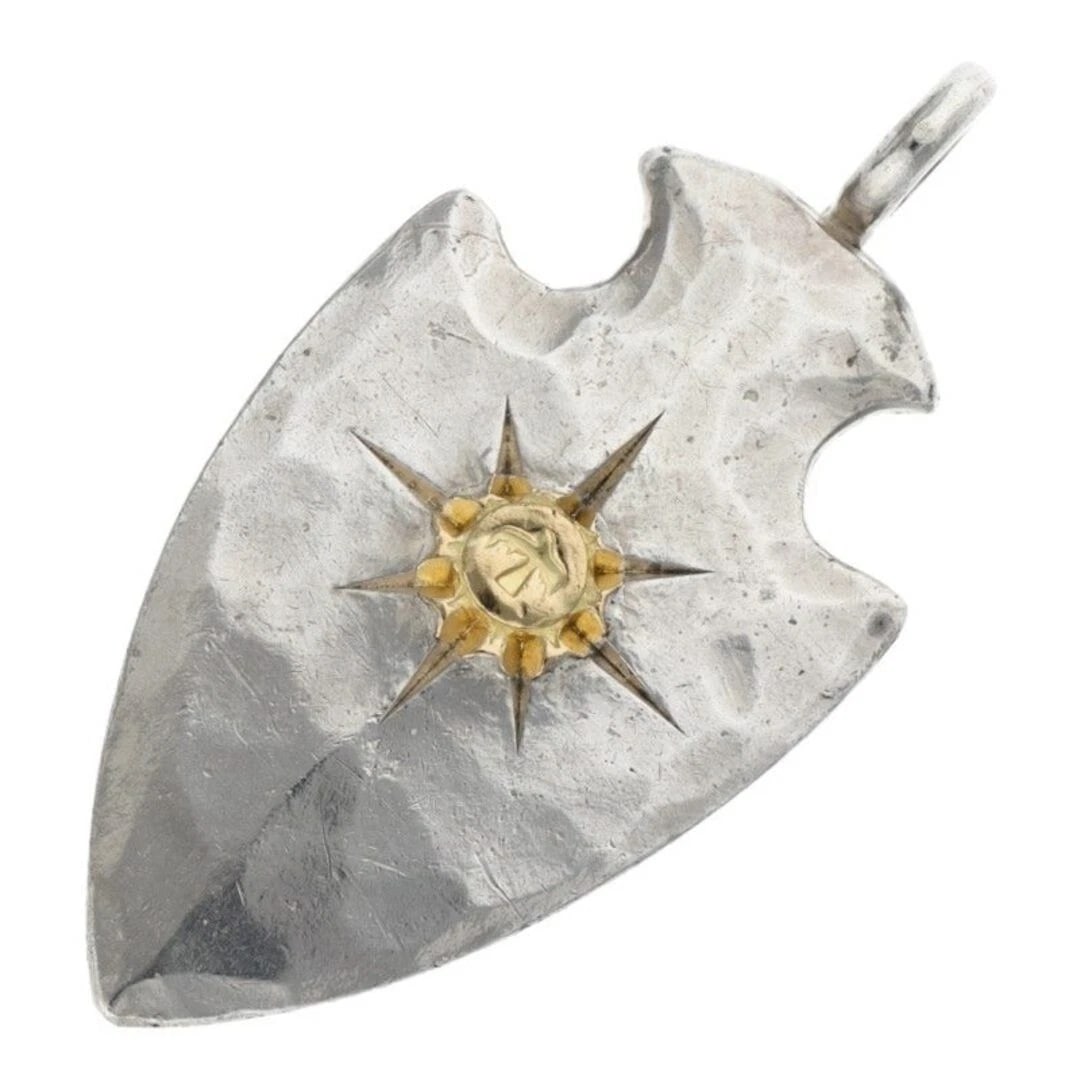 GORROWS GOLD METAL ARROWHEAD LARGE NECKLACE TOP: Gorrows gold metal arrowhead large necklace top Brand: goro's Type/Style: Necklace Material: 925 silver Gold Color: silver Gold Size: vertical 5.3cm Accessories: None Accessories Notice: When