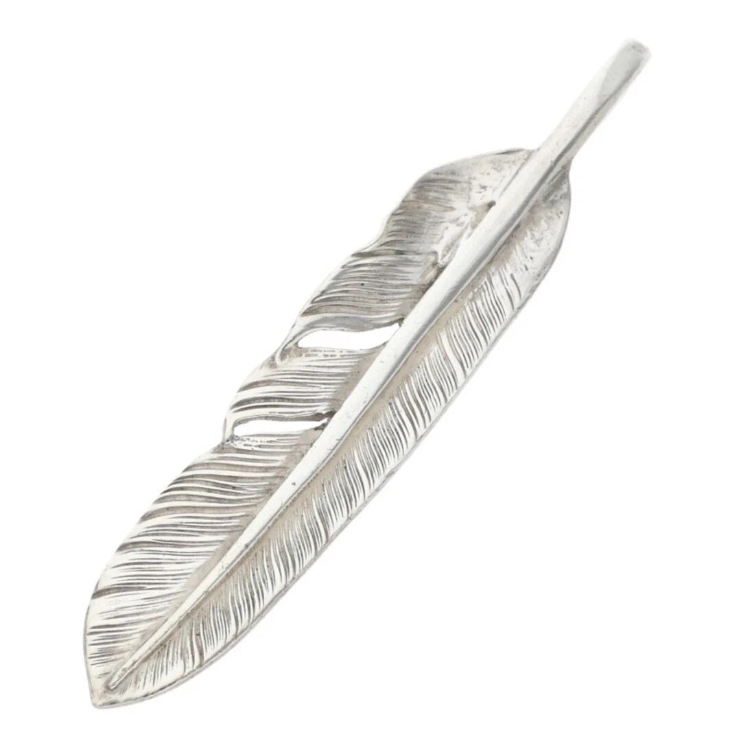 GORROWS SV FEATHER LARGE RIGHT FACING NECKLACE TOP: Gorrows SV Feather Large Right Facing Necklace Top Brand: goro's Type/Style: Necklace Material: 925 Silver Color: silver Size: vertical 4.4cm Accessories: None Accessories Notice: When pur