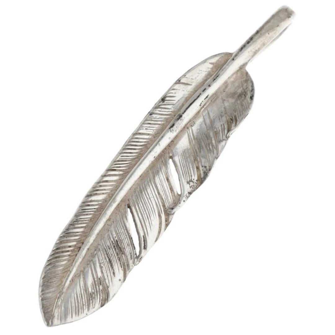 GORROWS SV FEATHER LARGE LEFT FACING NECKLACE TOP: Gorrows SV Feather Large Left Facing Necklace Top Brand: goro's Type/Style: Necklace Material: 925 Silver Color: silver Size: vertical 4.3cm Accessories: None Accessories Notice: When purchasing