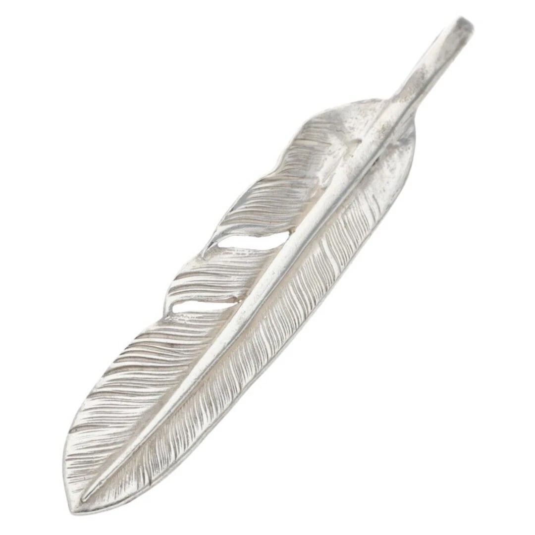 GORROWS SV FEATHER LARGE RIGHT FACING NECKLACE TOP: Gorrows SV Feather Large Right Facing Necklace Top Brand: goro's Type/Style: Necklace Material: 925 Silver Color: silver Size: vertical 4.3cm Accessories: None Accessories Notice: When purchasing