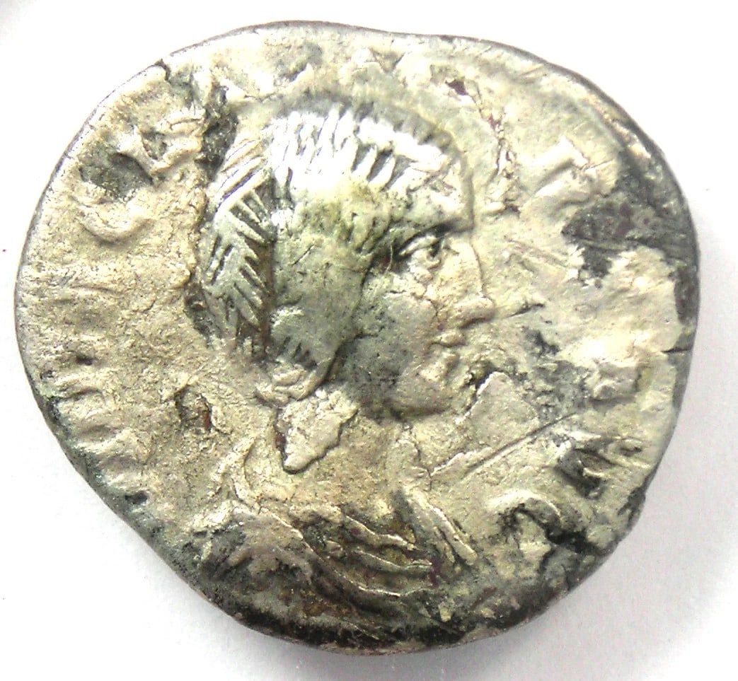 DIDIA CLARA AR DENARIUS SILVER ROMAN COIN: Didia Clara AR Denarius Silver Roman Coin Year: 193 AD Denomination: Denarius Composition: Silver Country of Origin: Italy Accessories: None Accessories Notice: When purchasing pre-owned g