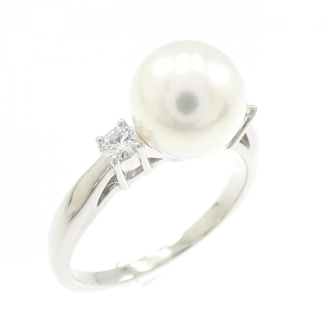 MIKIMOTO AKOYA PEARL RING: Mikimoto Akoya Pearl Ring Brand: MIKIMOTO Type/Style: Mikimoto Ring Material: Platinum950, Main Stone Akoya Pearl Color: Silver Size: US5 3/4 Accessories: None Accessories Notice: When purchasing