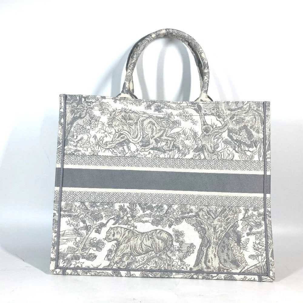 DIOR TOILE DE JOUY EMBROIDERY BOOK TOTE LARGE HAND BAG TOTE BAG: Dior Toile de Jouy embroidery book tote large Hand Bag Tote Bag Brand: Dior Type/Style: Tote Bag Material: Canvas / embroidery Color: Gray x off White Size: W16.7xH13.6xD6.9inch /