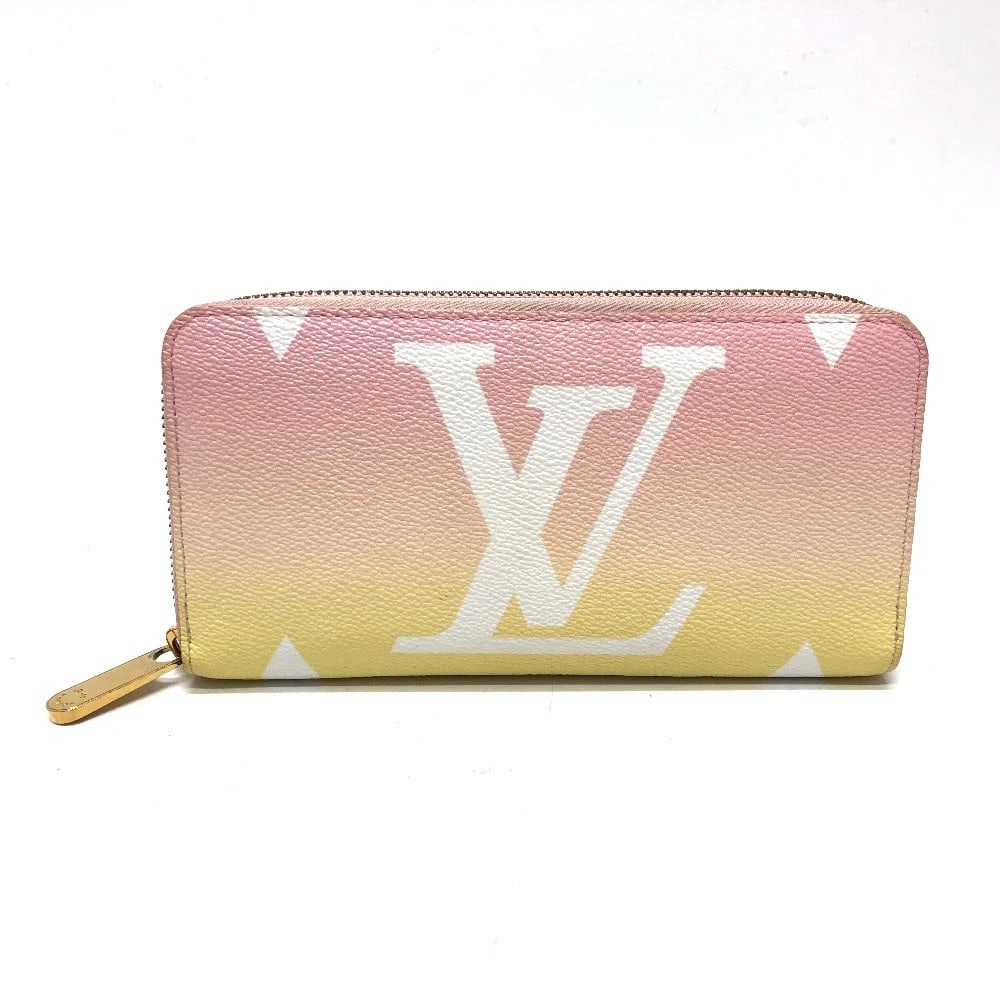 LOUIS VUITTON MONOGRAM BY THE POOL ZIPPY WALLET LONG: LOUIS VUITTON Monogram by the pool Zippy Wallet Long Brand: LOUIS VUITTON Type/Style: Long Wallet Material: MonogramCanvas Color: pinkxGoldHardware Size: W7.7xH4.1xD0.8inch / W19.5cmxH10.5cmxD2cm
