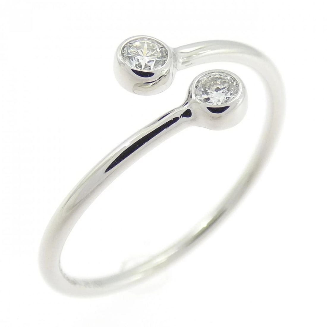 TIFFANY & CO. HOOP RING: TIFFANY & Co. Hoop Ring Brand: TIFFANY&Co. Type/Style: TIFFANY & Co. Ring Material: Platinum950, Main Stone Natural Color: SILVER Size: US5.5 Accessories: None Accessories Notice: When purchasing