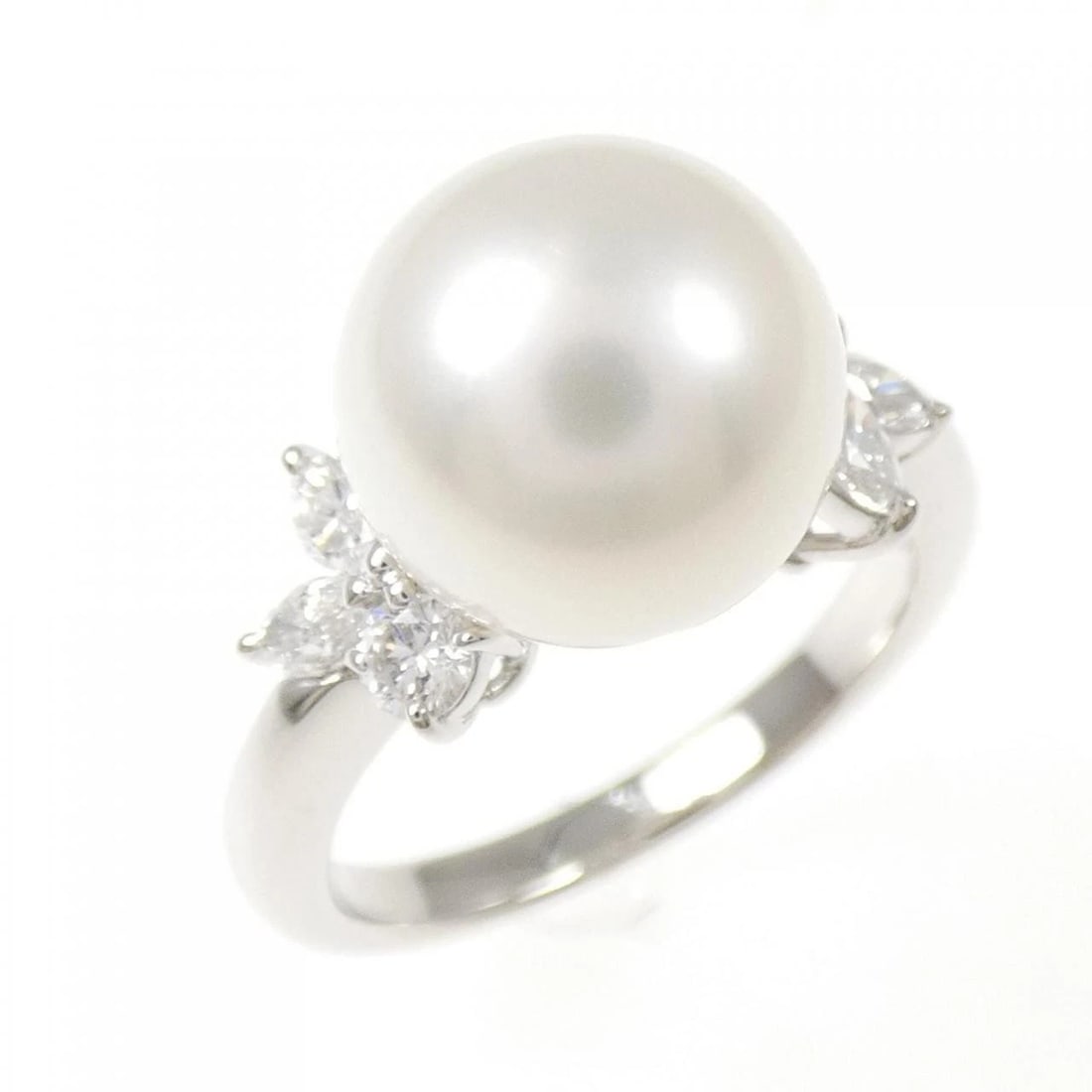 MIKIMOTO WHITE SOUTH SEA PEARL RING: Mikimoto White South Sea Pearl Ring Brand: MIKIMOTO Type/Style: Mikimoto Ring Material: Platinum950, Main Stone White Butterfly Pearl Color: SILVER Size: US5 3/4 Accessories: None Accessories Notice: