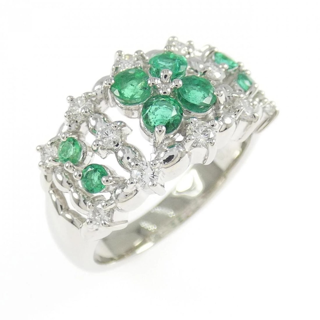 TASAKI EMERALD RING: TASAKI Emerald Ring Brand: TASAKI Type/Style: Tasaki Ring Material: Platinum900, Main Stone Emerald Color: Silver Size: US4 3/4 Accessories: None Accessories Notice: When purchasing pre-owned goods,