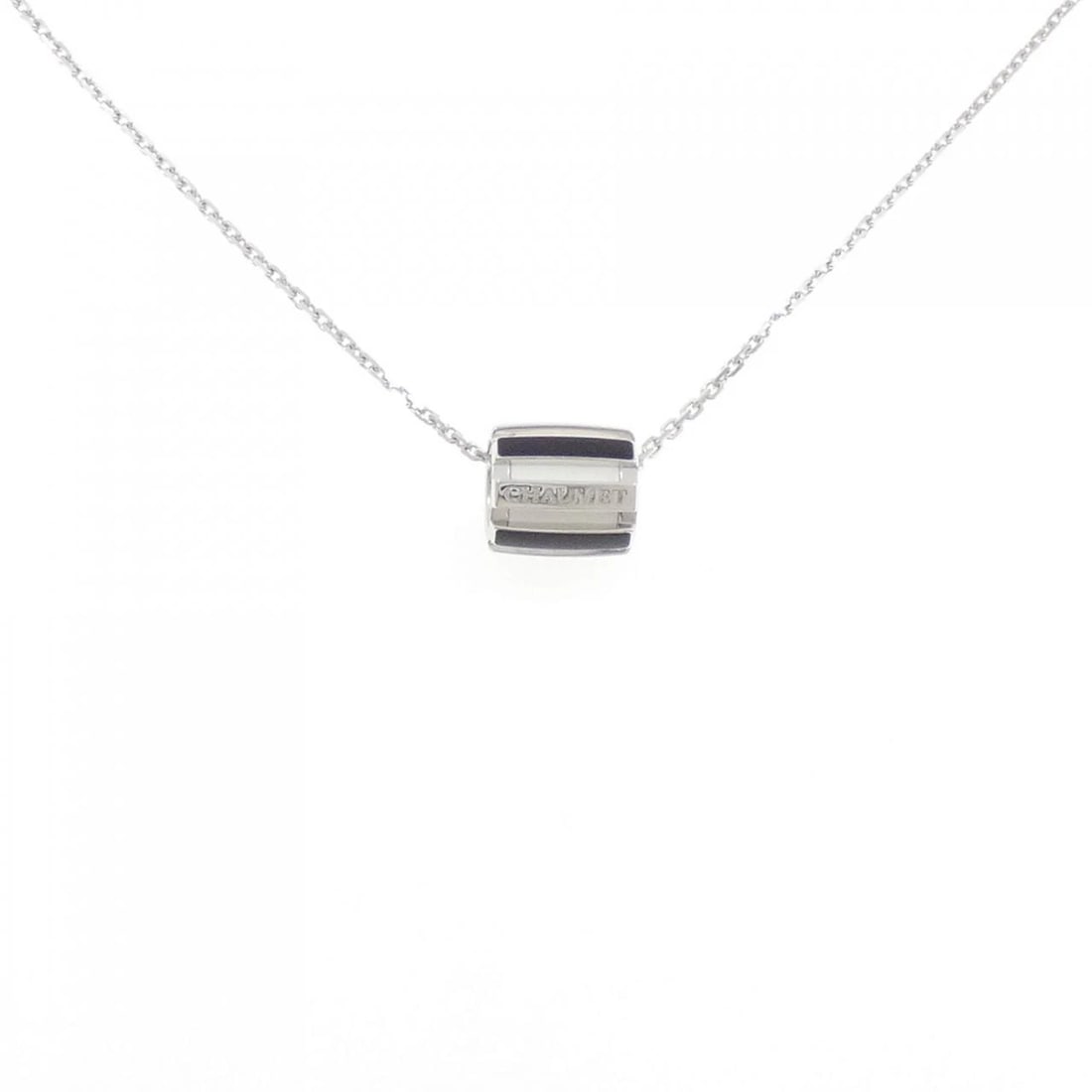 CHAUMET CLASS ONE NECKLACE: Chaumet Class One Necklace Brand: Chaumet Type/Style: Chaumet Necklace Material: 750 white gold, Color: white gold Size: 42cm Pendant length approx. x width approx.: 9.1mmx9.7mm Chain maximum width