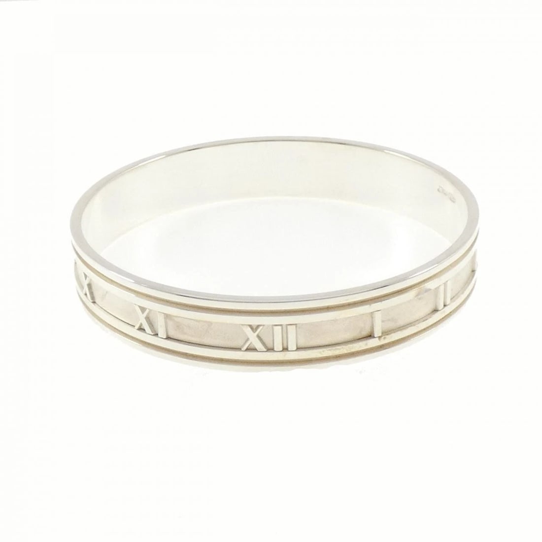 TIFFANY & CO. ATLAS BANGLE: TIFFANY & Co. Atlas Bangle Brand: TIFFANY&Co. Type/Style: TIFFANY & Co. Bracelet Material: 925Silver, Color: Silver Size: 20.5cm Max width approx: 12.3mm Accessories: None Accessories Notice: When