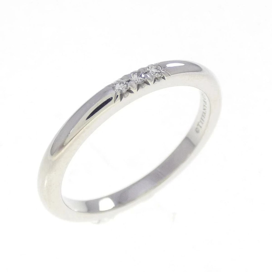TIFFANY PLATINUM 950 BAND RING WITH DIAMOND: Tiffany Platinum 950 Band Ring with Diamond Brand: Tiffany & Co. Type/Style: Ring Material: Platinum 950, Main Stone Natural Color: Silver Size: US 5 Accessories: None Accessories Notice: