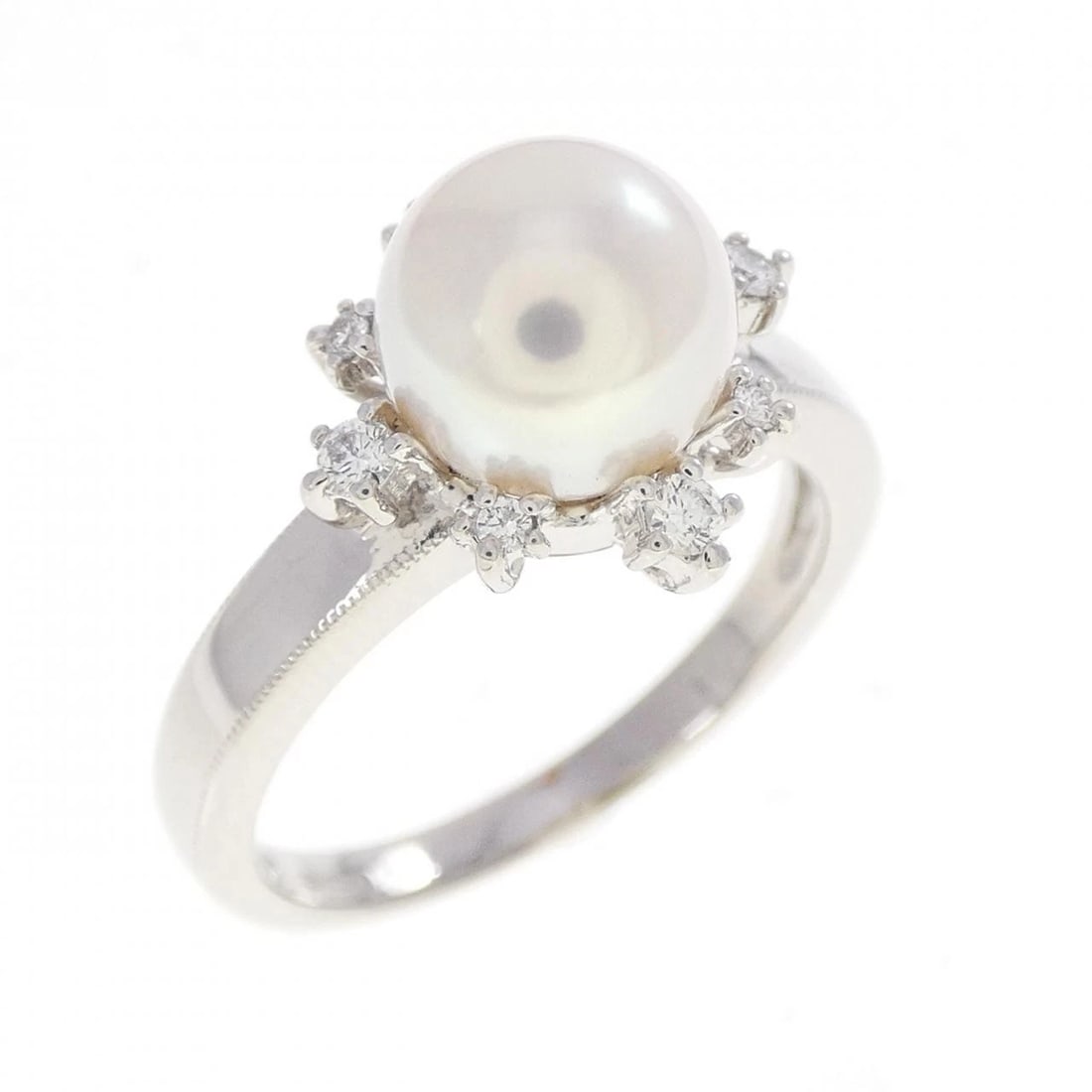 TASAKI AKOYA PEARL RING: Tasaki Akoya Pearl Ring Brand: TASAKI Type/Style: Tasaki Ring Material: Platinum900, Main Stone Akoya Pearl Color: Silver Size: US6 1/2 Accessories: None Accessories Notice: When purchasing pre-owned