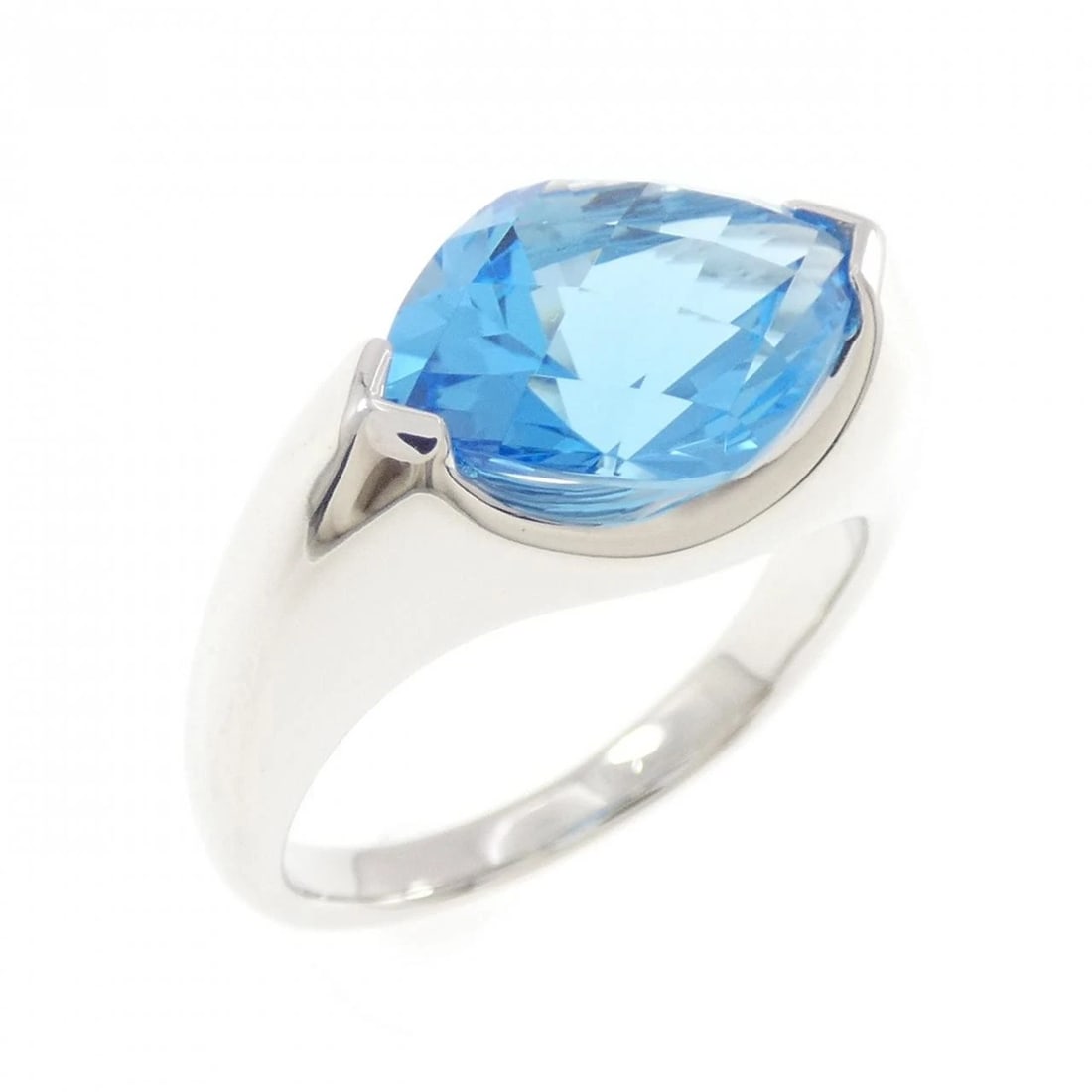 TASAKI BLUE TOPAZ RING: Tasaki Blue Topaz Ring Brand: TASAKI Type/Style: Tasaki Ring Material: K18 white gold, Main Stone Blue Topaz Color: White Gold Size: US6 1/4 Accessories: None Accessories Notice: When purchasing