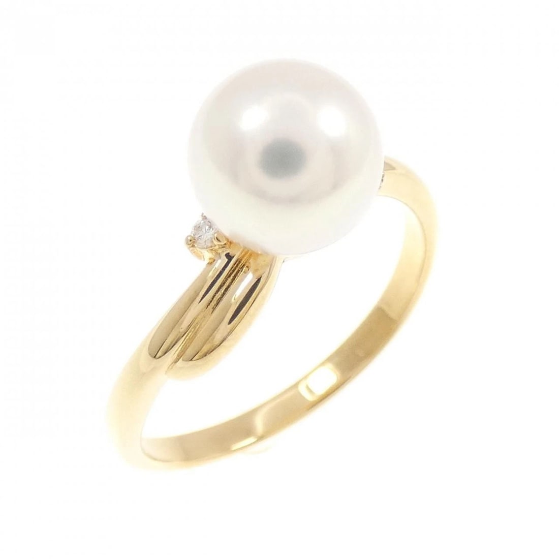 TASAKI AKOYA PEARL RING: Tasaki Akoya Pearl Ring Brand: TASAKI Type/Style: Tasaki Ring Material: K18 yellow gold, Main Stone Akoya Pearl Color: yellow gold Size: US5 3/4 Accessories: None Accessories Notice: When purchasing