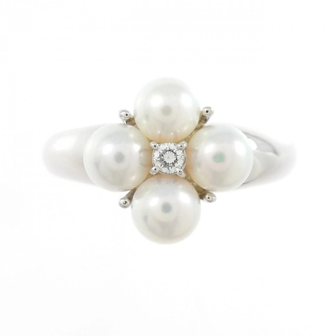 PERLITA MIKIMOTO AKOYA PEARL RING: Perlita Mikimoto Akoya Pearl Ring Brand: PERLITA MIKIMOTO Type/Style: Perlita Mikimoto Ring Material: Platinum900, Color: Silver Size: US6 1/4 Accessories: None Accessories Notice: When purchasing
