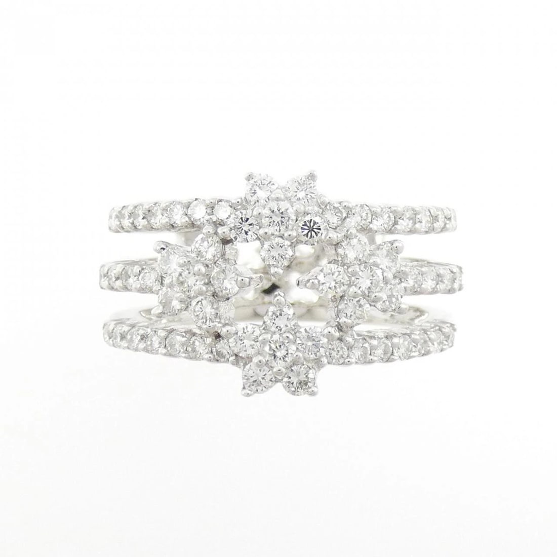 PONTE VECCHIO FLOWER DIAMOND RING: Ponte Vecchio Flower Diamond Ring Brand: Ponte Vecchio Type/Style: Ponte Vecchio Ring Material: 750 white gold, Main Stone Natural Color: White Gold Size: US5 3/4 Accessories: None Accesso