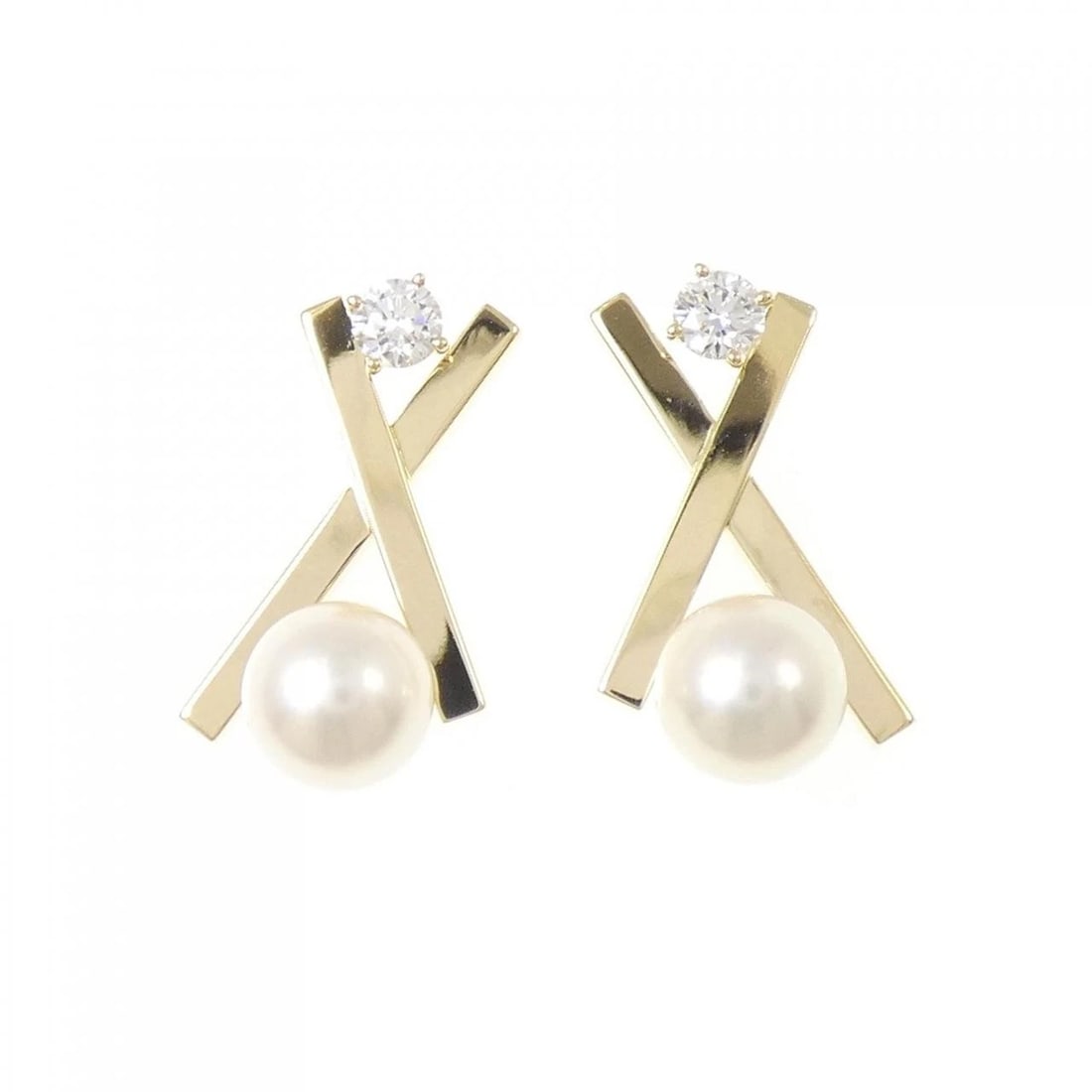 TASAKI BASIC PLUS PIERCE: TASAKI BASIC PLUS Pierce Brand: TASAKI Type/Style: Tasaki Pierce/Earring Material: 750 yellow gold, Main Stone Akoya Pearl Color: Yellow Gold Size: Actual Size Approximate dimensions (height x width):