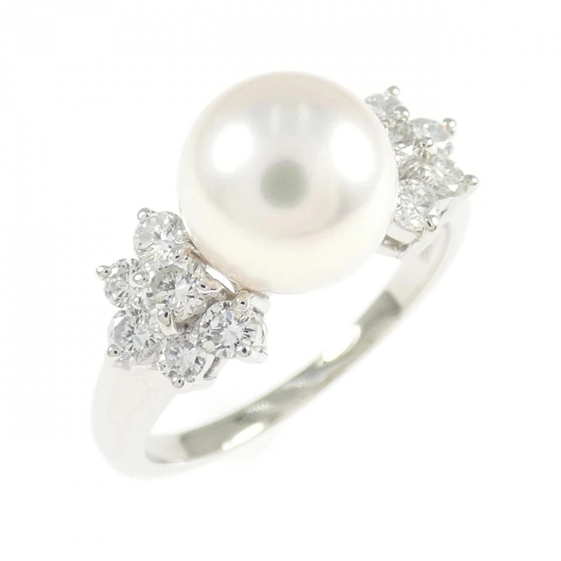 TASAKI AKOYA PEARL RING: TASAKI Akoya Pearl Ring Brand: TASAKI Type/Style: Tasaki Ring Material: Platinum900, Main Stone Akoya Pearl Color: Silver Size: US7 1/4 Accessories: None Accessories Notice: When purchasing pre-owned