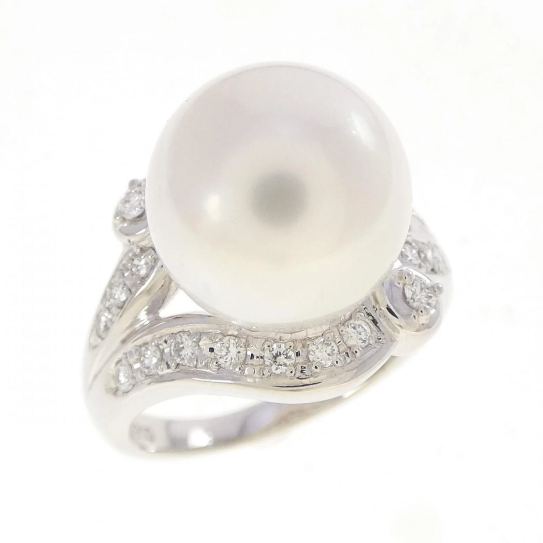 TASAKI WHITE SOUTH SEA PEARL RING: Tasaki White South Sea Pearl Ring Brand: TASAKI Type/Style: Tasaki Ring Material: Platinum900, Color: Silver Size: US7 1/4 Accessories: None Accessories Notice: When purchasing pre-owned goods,