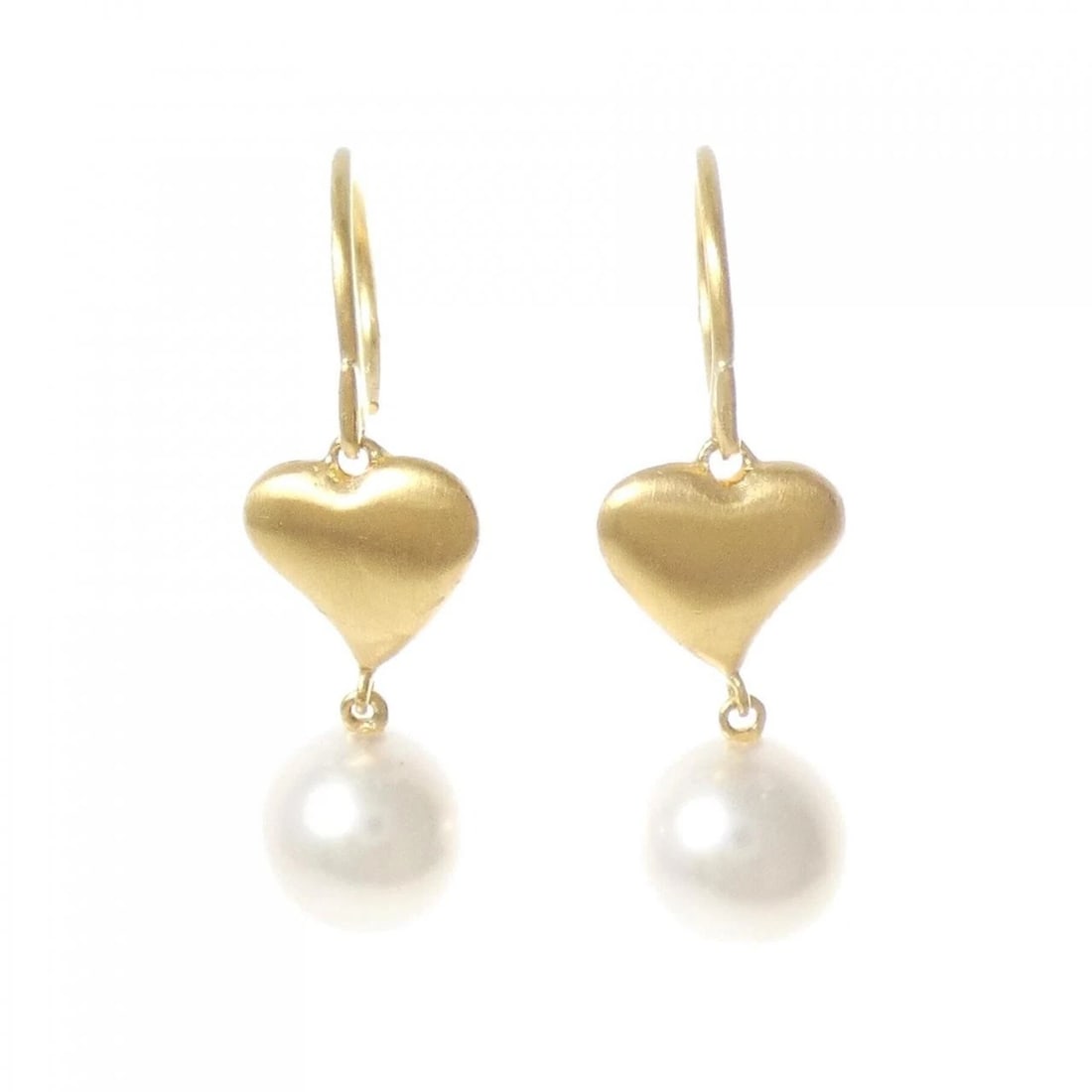 TASAKI MAI SWEET LOVE PIERCE: TASAKI Mai Sweet Love Pierce Brand: TASAKI Type/Style: Tasaki Pierce/Earring Material: K22 yellow gold, Main Stone Akoya Pearl Color: Yellow Gold Size: Actual Size Approximate dimensions (height x