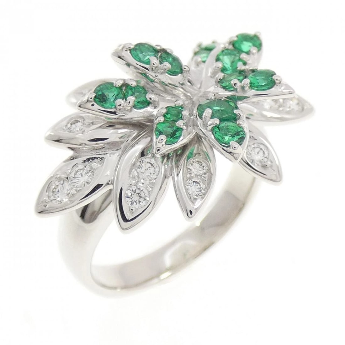 TASAKI EMERALD RING: TASAKI Emerald Ring Brand: TASAKI Type/Style: Tasaki Ring Material: K18 white gold, Main Stone Emerald Color: White GOLD Size: US6 1/4 Accessories: None Accessories Notice: When purchasing pre-owned