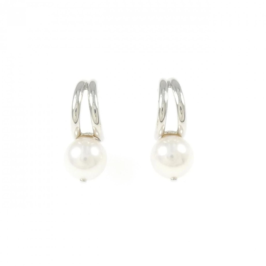 TASAKI AKOYA PEARL PIERCE: TASAKI Akoya Pearl Pierce Brand: TASAKI Type/Style: Tasaki Pierce/Earring Material: 750 white gold, Main Stone Akoya Pearl Color: White GOLD Size: Actual Size Approximate dimensions (height x width):