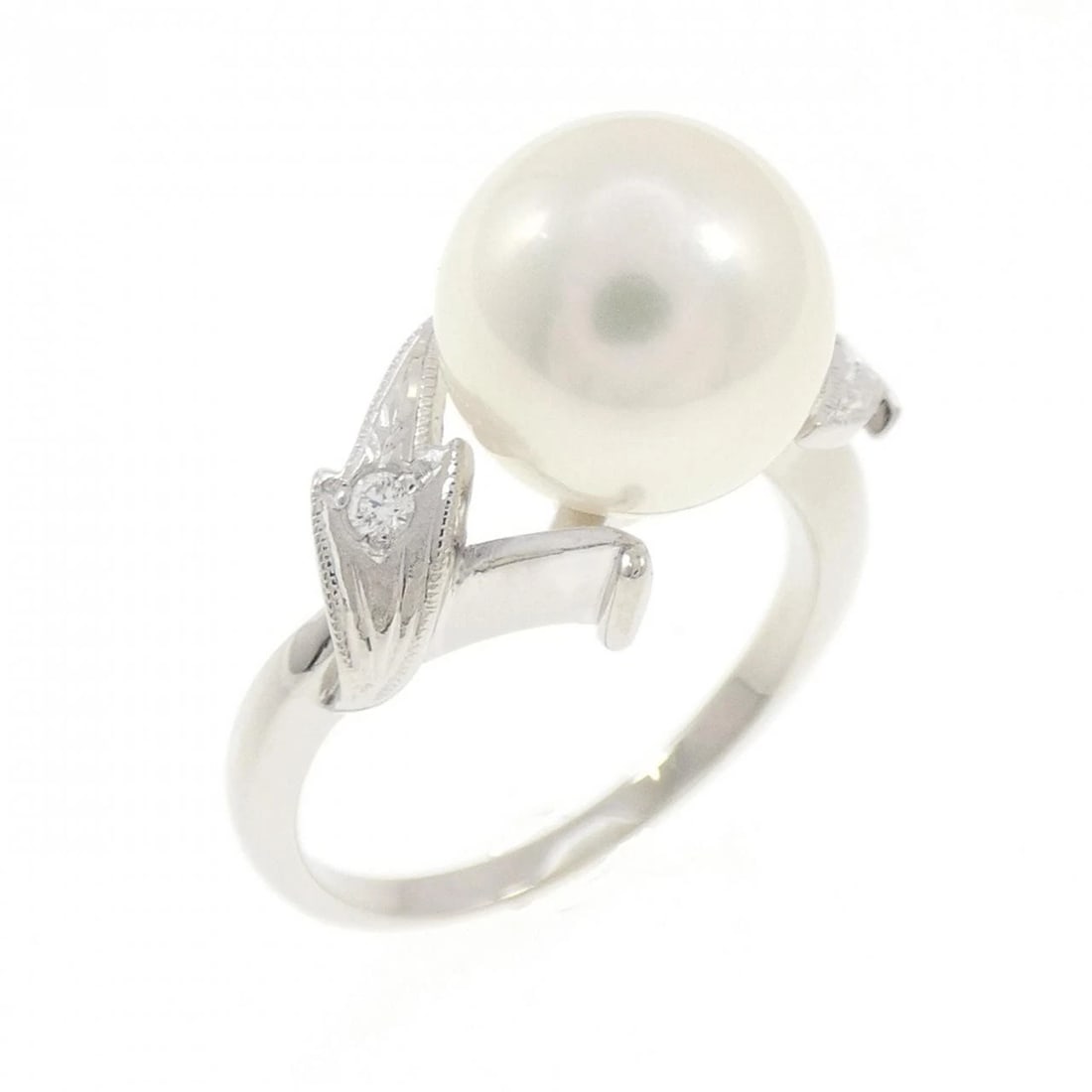 MIKIMOTO AKOYA PEARL RING: Mikimoto Akoya Pearl Ring Brand: MIKIMOTO Type/Style: Mikimoto Ring Material: Platinum950, Main Stone Akoya Pearl Color: SILVER Size: US4 1/4 Accessories: None Accessories Notice: When purchasing