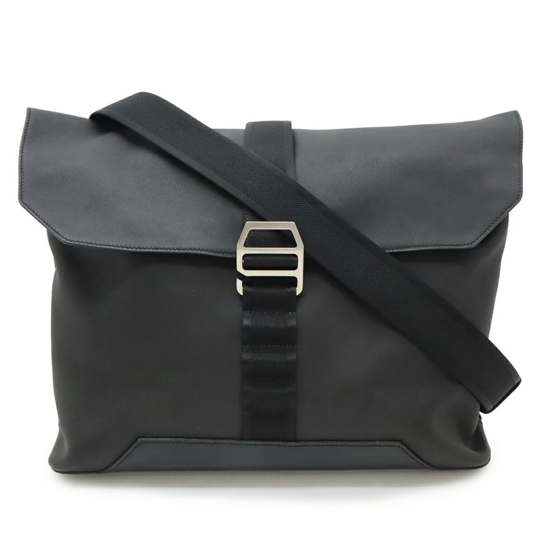 HERMES CITY SLIDE SHOULDER BAG IN TAURILLON: HERMES City Slide Shoulder Bag in Taurillon Brand: Hermes Type/Style: Shoulder bag Material: Taurillon clemence leather Color: Black Size: (HxWxD) 31cm x 36cm x 14.5cm / 12.2inch x 14.17inch x 5.7inch