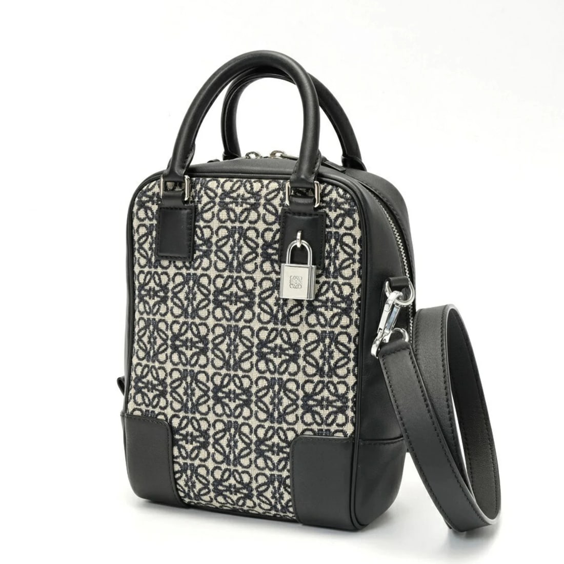 LOEWE ANAGRAM JACQUARD/CALFSKIN NAVY/BLACK: Loewe Anagram Jacquard/Calfskin Navy/Black Brand: Loewe Type/Style: Handbag, Shoulder bag Material: Jacquard , Leather Color: Navy black Size: (HxWxD) 22cm x 15cm x 9.5cm / 8.66inch x 5.9inch x 3.74in