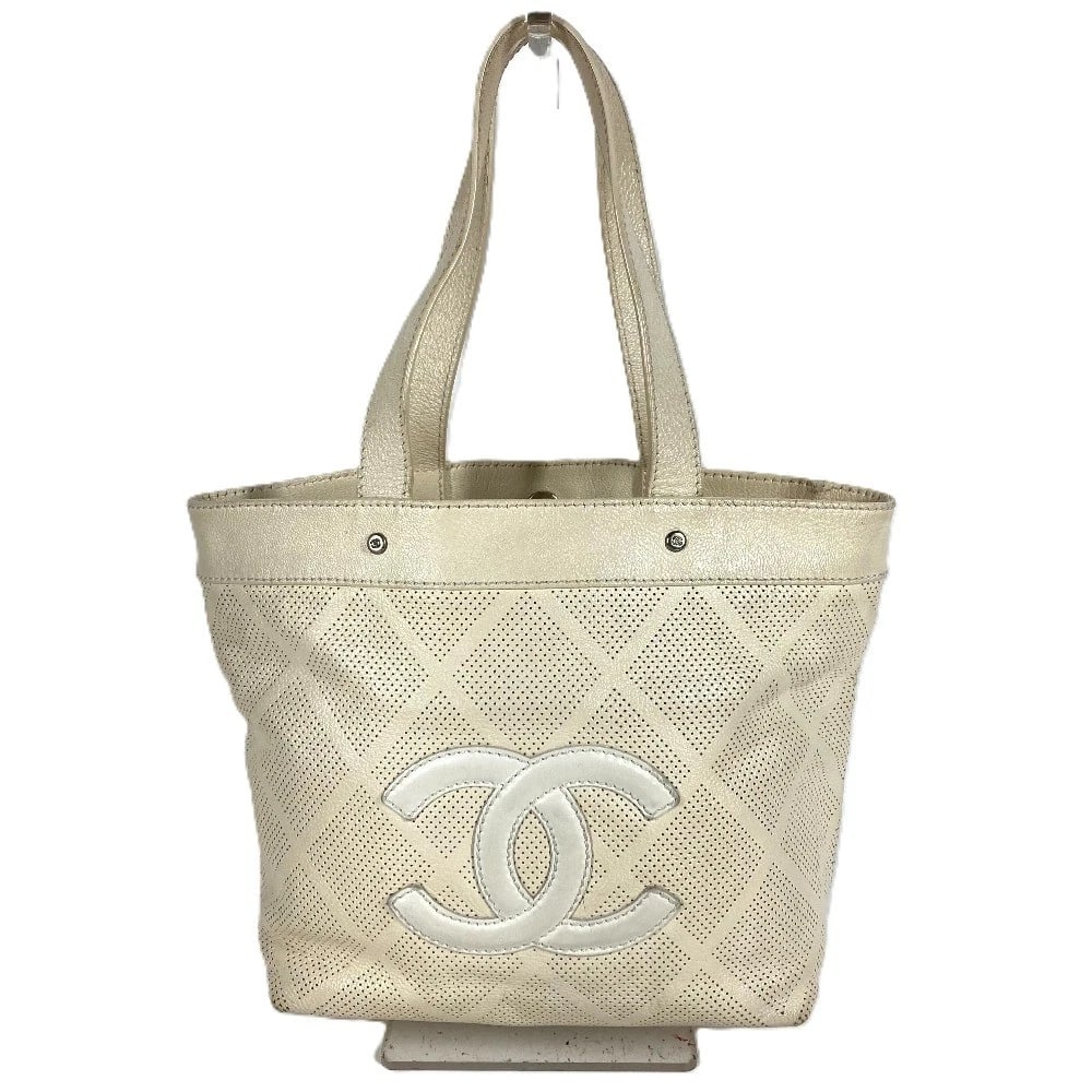 CHANEL PUNCHING LOGO MARK MATELASSE QUILTED HAND BAG TOTE BAG: CHANEL punching Logo Mark Matelasse Quilted Hand Bag Tote Bag Brand: CHANEL Type/Style: Tote Bag Material: Leather Color: IvoryBased Size: W9.4xH8.9xD4.7inch / W24cmxH22.5cmxD12cm Accessories: Non