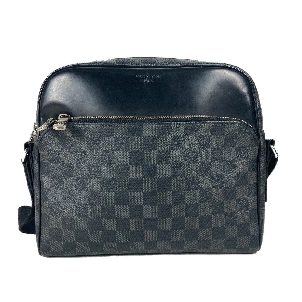 LOUIS VUITTON DAMIER GRAPHITE DAYTON PM MESSENGER: LOUIS VUITTON Damier Graphite Dayton PM Messenger Brand: LOUIS VUITTON Type/Style: Shoulder Bag Material: DamierGraphiteCanvas Color: Black Size: W11.0xH9.3xD2.6inch / W28cmxH23.5cmxD6.5cm Accesso
