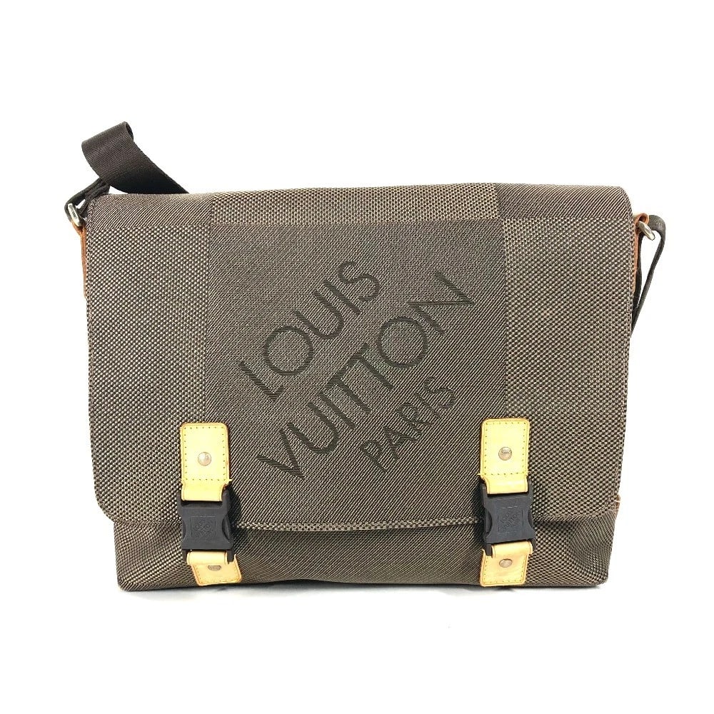 LOUIS VUITTON DAMIER GEANT ROUX BAG MESSENGER BAG: LOUIS VUITTON Damier Geant Roux Bag Messenger Bag Brand: LOUIS VUITTON Type/Style: Shoulder Bag Material: Damier GeantCanvas Color: TST khaki / khaki Size: W13.6xH10.8xD4.5inch /