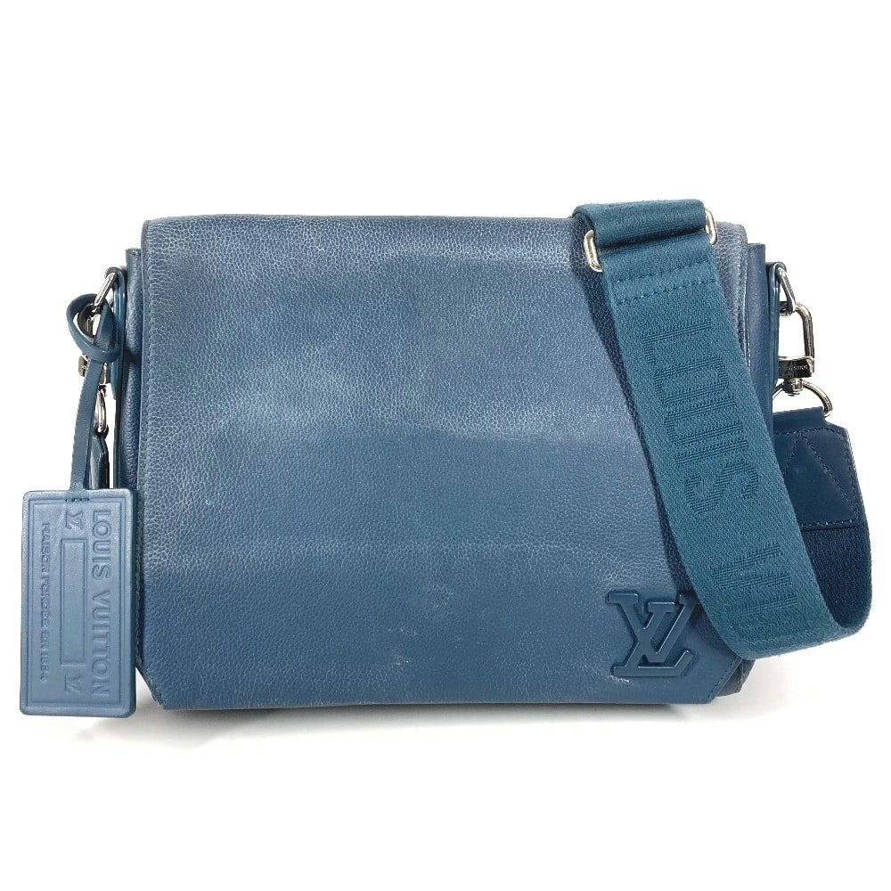 LOUIS VUITTON AEROGRAM TAKEOFF MESSENGER CROSSBODY: LOUIS VUITTON Aerogram Takeoff Messenger Crossbody Brand: LOUIS VUITTON Type/Style: Shoulder Bag Material: Leather / Cowhide leather Color: Navy Size: W11.0xH9.4xD3.9inch / W28cmxH24cmxD10cm Acces