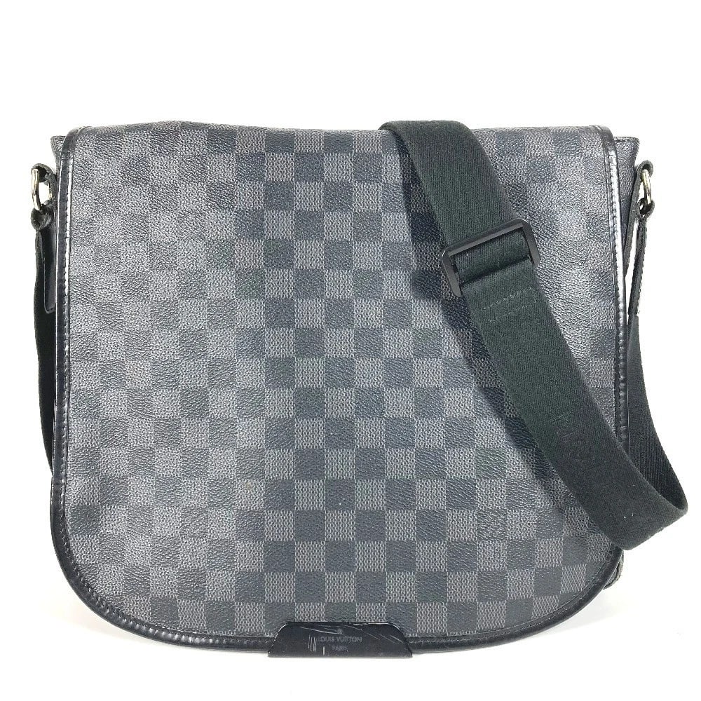 LOUIS VUITTON DAMIER GRAPHITE DANIEL MM MESSENGER: LOUIS VUITTON Damier Graphite Daniel MM Messenger Brand: LOUIS VUITTON Type/Style: Shoulder Bag Material: DamierGraphiteCanvas Color: Black Size: W13.0xH11.2xD2.8inch / W33cmxH28.5cmxD7cm