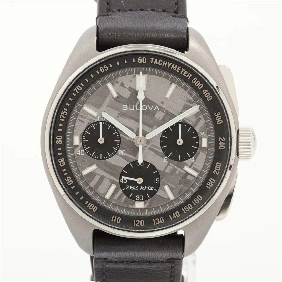 BULOVA LUNA PILOT CHRONOGRAPH SS?TI SS & LEATHER QZ METEORITE: Bulova LUNA PILOT Chronograph SS?TI SS & Leather QZ Meteorite Brand: Bulova Type/Style: Wristwatch Material: Ti & leather Color: Dial Color Meteorite Size: Case:W1.6 x H1.6inch / W41 x H41